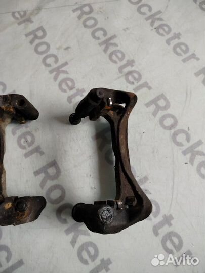 Скоба суппорта передняя Mitsubishi Mirage 4G