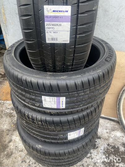 Michelin Pilot Sport 4 S 255/40 R20 и 285/35 R20