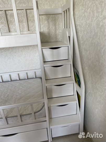 Двухэтажная кровать с матрасами