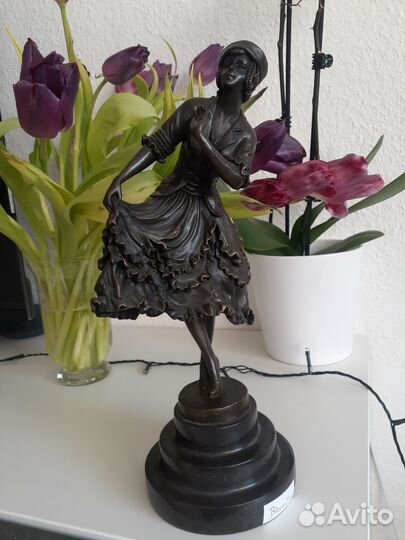 Антикварная бронзовая статуэтка