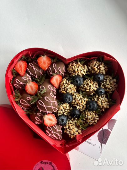 Клубника в шоколаде букети и коробочки