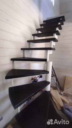 Лестница металлическая. Деревянный ступени. Перила