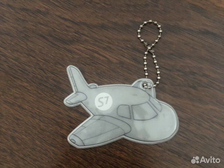 Светоотражатель в виде самолета от авиакомпании