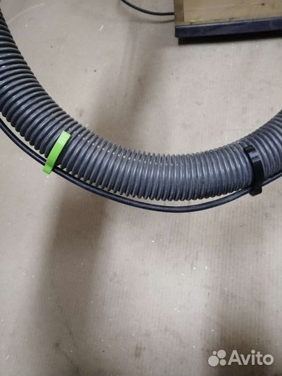 Фиксатор провода на шланг пылесоса