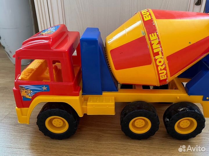 Игрушечная машина