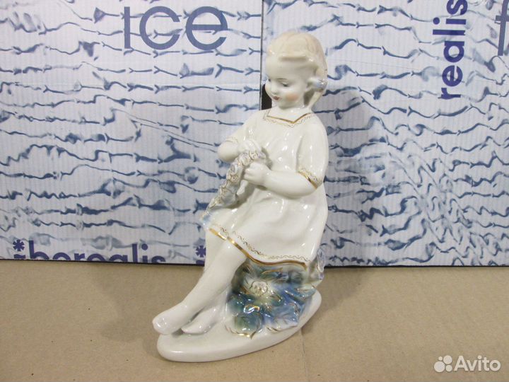 Фарфоровая статуэтка девушка с венком гжель