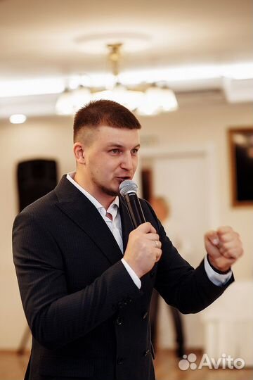 Ведущий - Певец