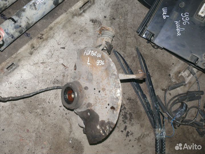 Поворотный кулак лев Chevrolet Niva 2005