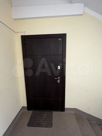 Доля в 2-к. квартире, 61,6 м², 1/3 эт.