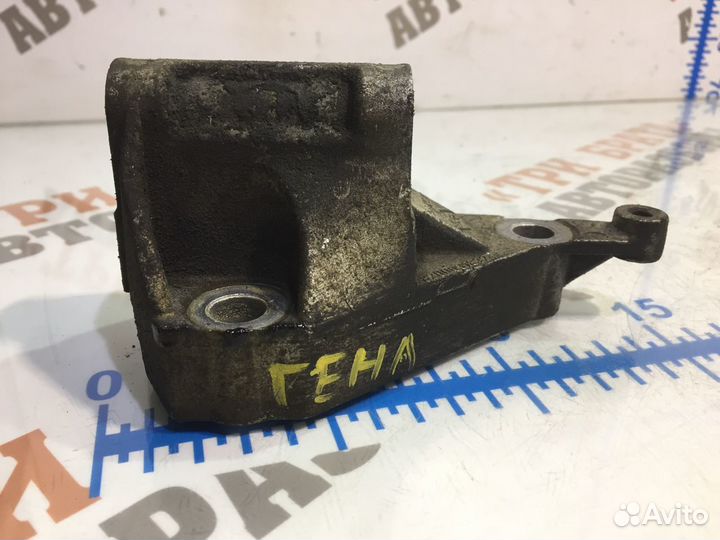 Рено Кангу Кронштейн генератора