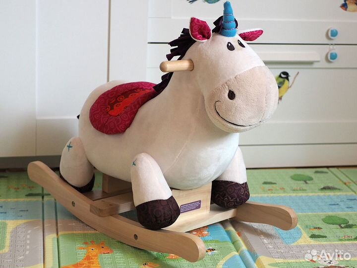 Цокает копытами лошадка-качалка Дилли-Долли