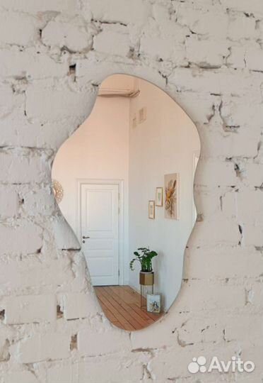Настенное зеркало без рамы неправильной формы