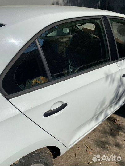 Стекло двери заднее правое. Шкода рапид