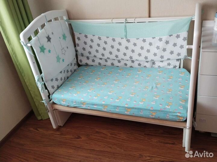 Кроватка с продольным маятником