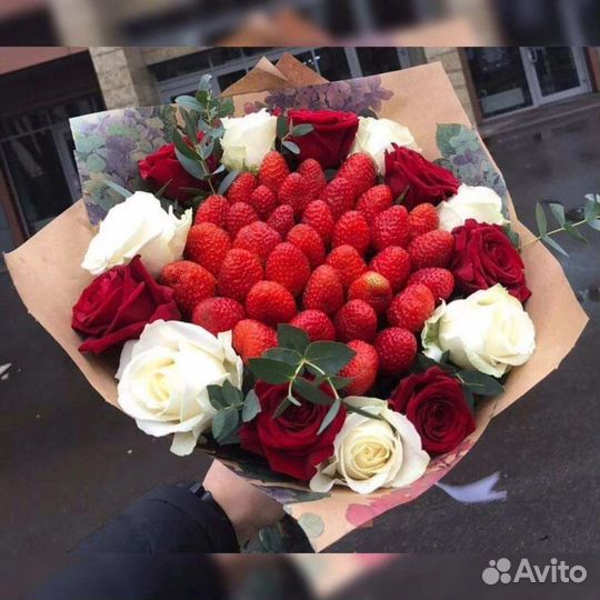 Вкусный букет из клубники и цветов