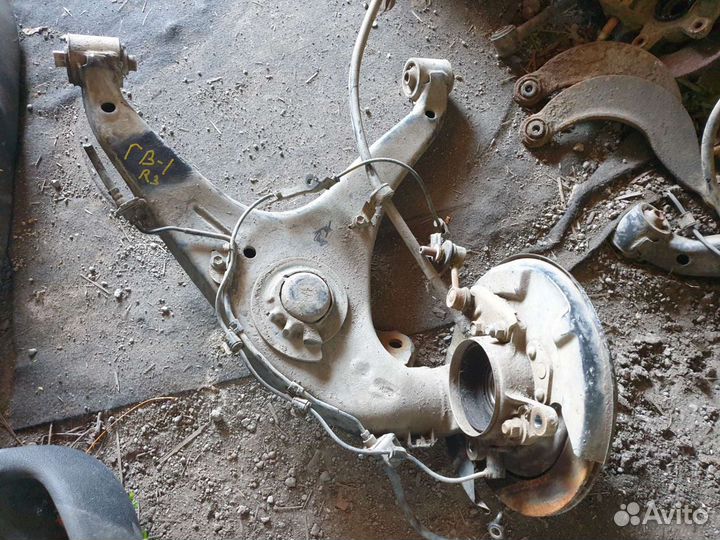 Задний правый кулак granvia