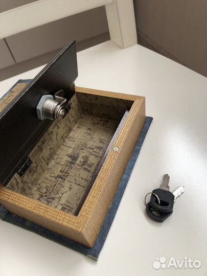 Шкатулка-сейф в виде книги