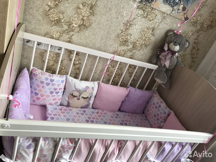 Детская кроватка с маятником