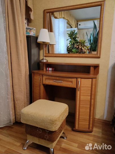 Туалетный столик с зеркалом Lazurit и пуфом