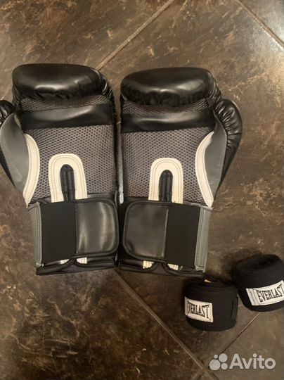 Боксерские перчатки everlast 10 oz
