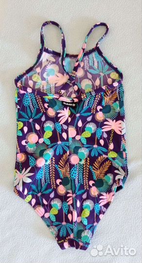 Купальник для девочки и сланцы