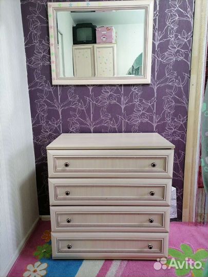 Комплект мебели (комод, шкаф, зеркало)
