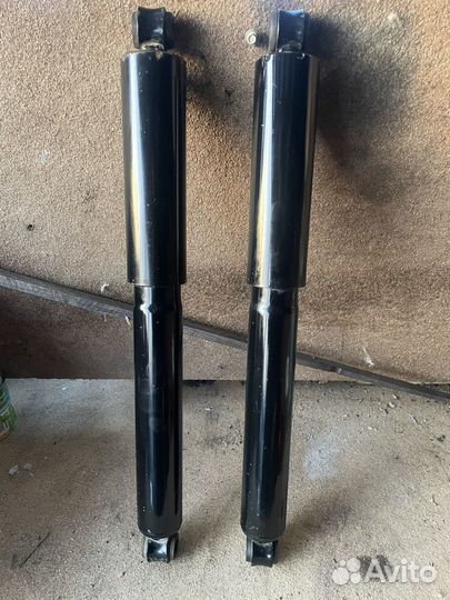 Задний амортизатор mitsubishi l200