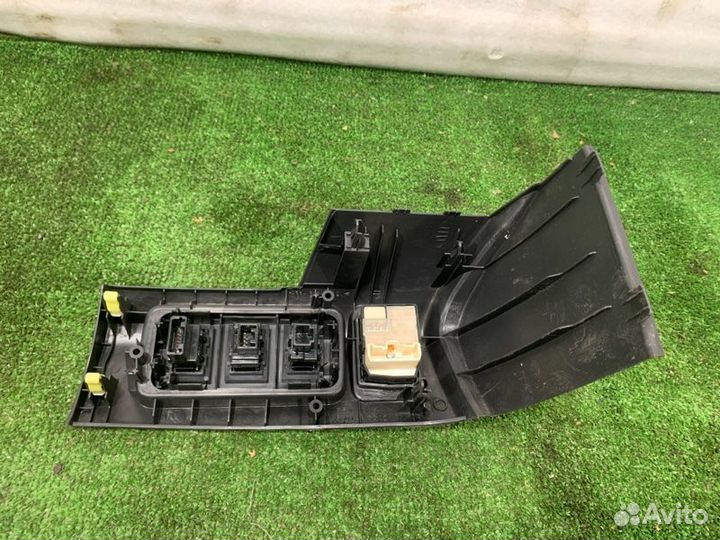 Кнопка открывания бензобака Toyota Camry седан 2.4