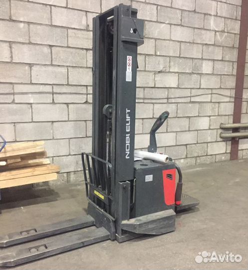 Самоходные электрические штабелеры бу