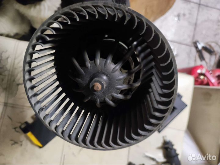 Моторчик печки на Рено Логан