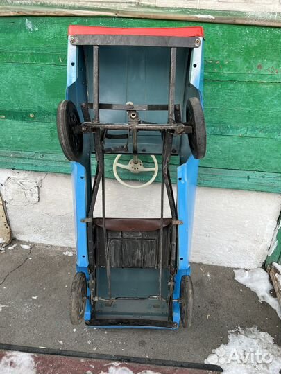 Педальная машинка