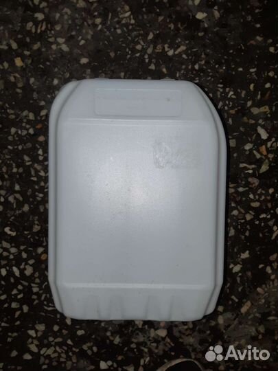 Канистру пластиковая 10 литров б/у