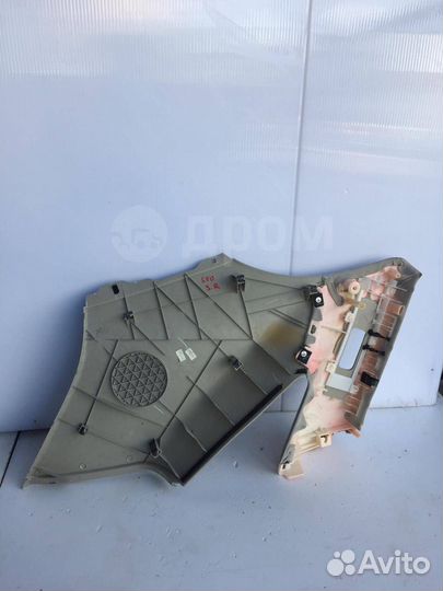 Обшивка заднего крыла верхняя R на Infiniti Fx35