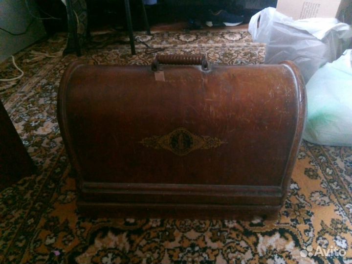 Старинная швейная машинка зингер