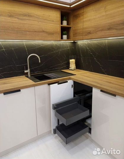 Кухня под потолок новая