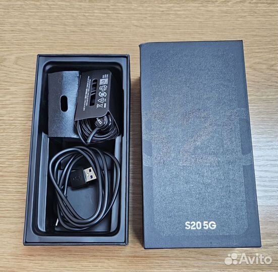 Коробка от смартфона Samsung Galaxy S20