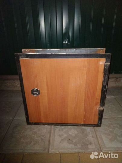 Окошко с дверцей