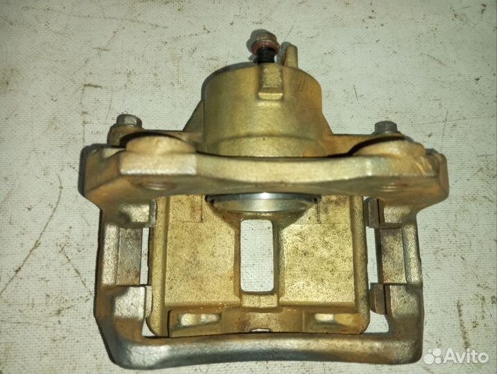 Суппорт передний левый Ниссан Примера P 12