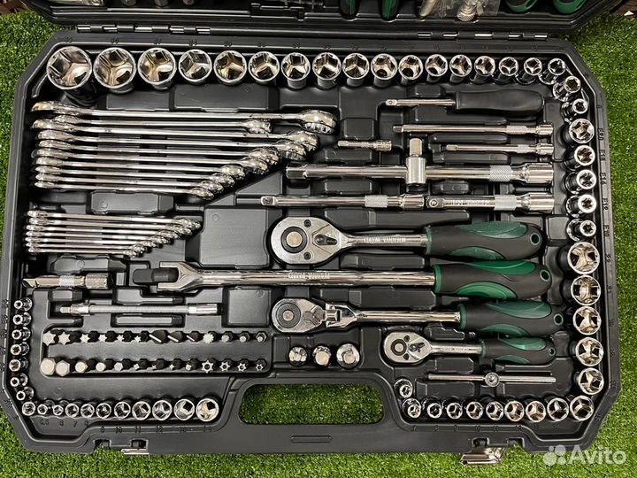Набор инструментов в чемодане