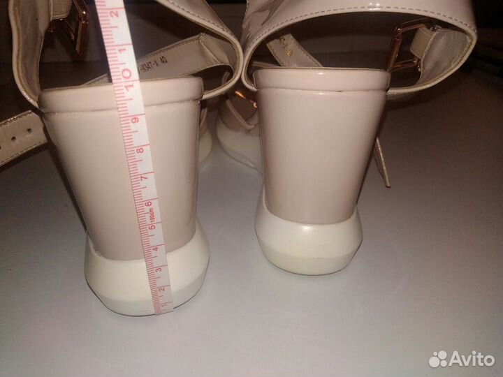 Босоножки на танкетке