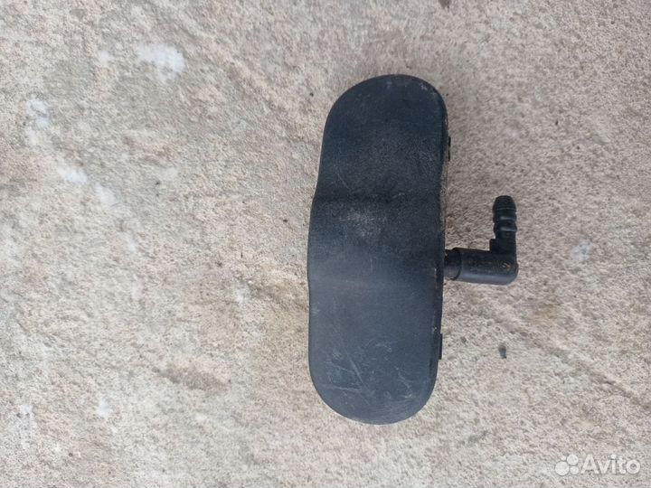 Форсунка омывателя правая Audi VW