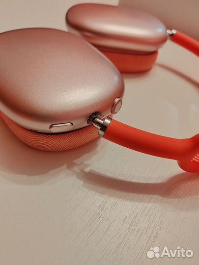 AirPods Max red