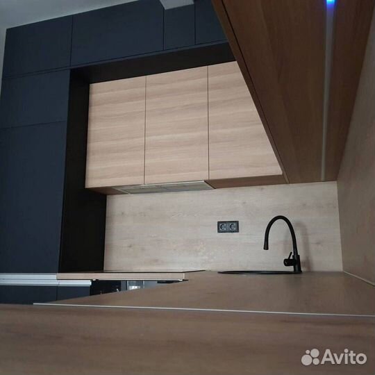 Угловая кухня с островом и антресольным рядом