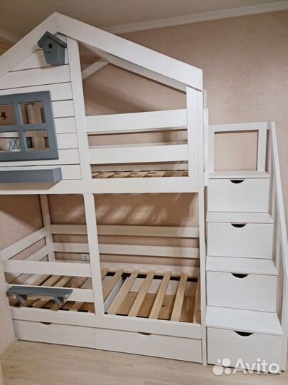 Двухъярусная кровать домик