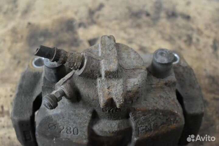 Суппорт тормозной передний правый Renault Scenic 2