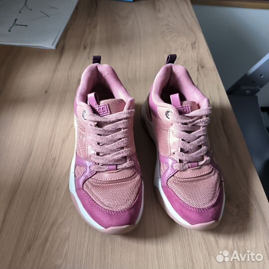 Кроссовки Guess