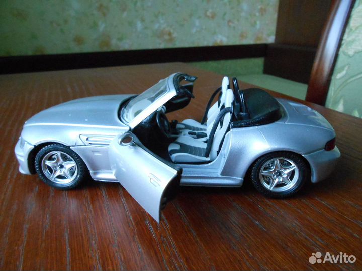 Модель машины Bburago1:24- BMW roadstar 1996