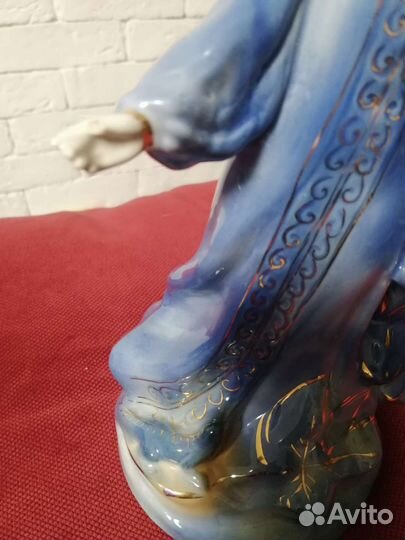 Фарфоровая статуэтка 