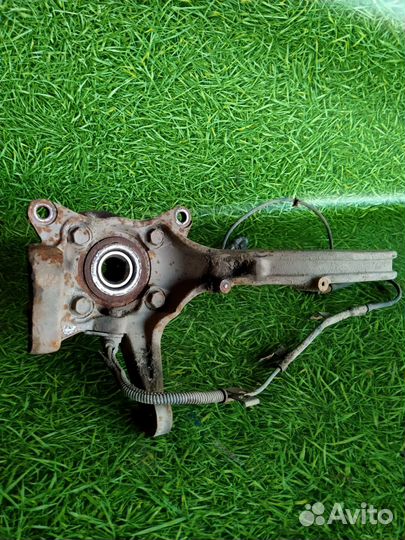 Кулак передний правый Митсубиси Диамант 3.0л 1995г