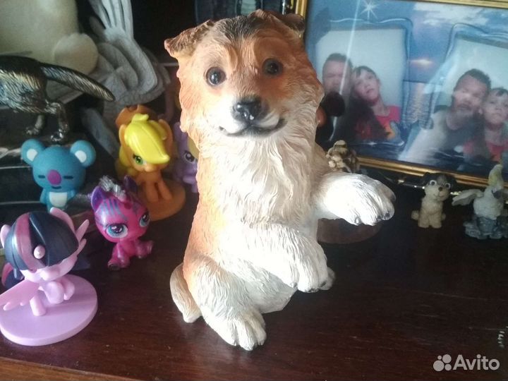 Статуэтки,шкатулка,четки,брелки,ракушки,ложка,книг